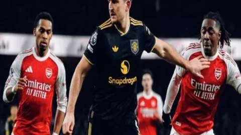 伊卡尔迪与爱妻悠闲时光，甜蜜拥抱画面动人